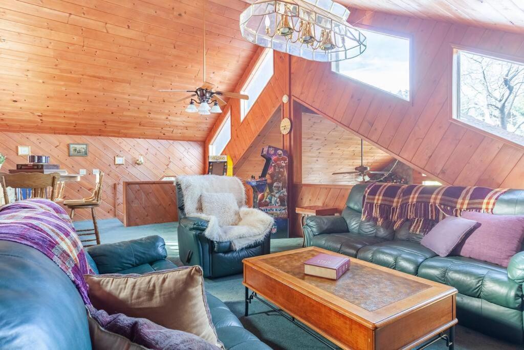 Lakeview 3-story Winter Holiday home *