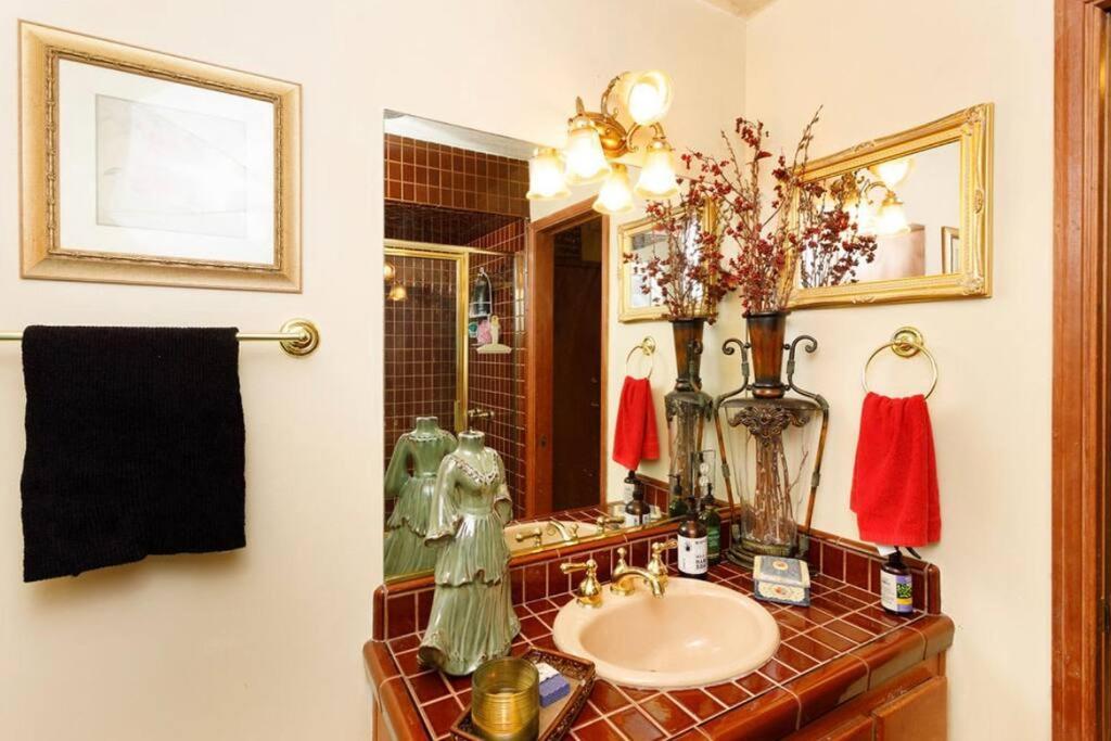 Lakeview 3-story Winter Holiday home *